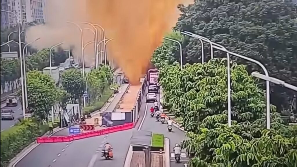 O incidente do "Vulcão de Cocô" em Nanning. Imagem: Reprodução/ YouTube/ Newsflare