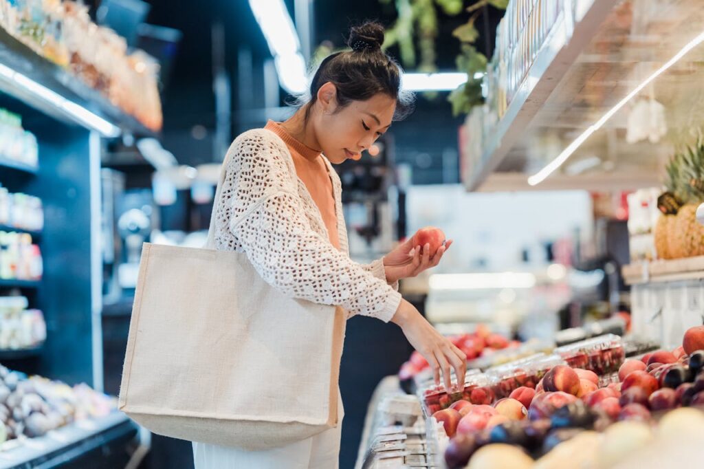 mulher fazendo compras saudáveis no supermercado para emagrecer