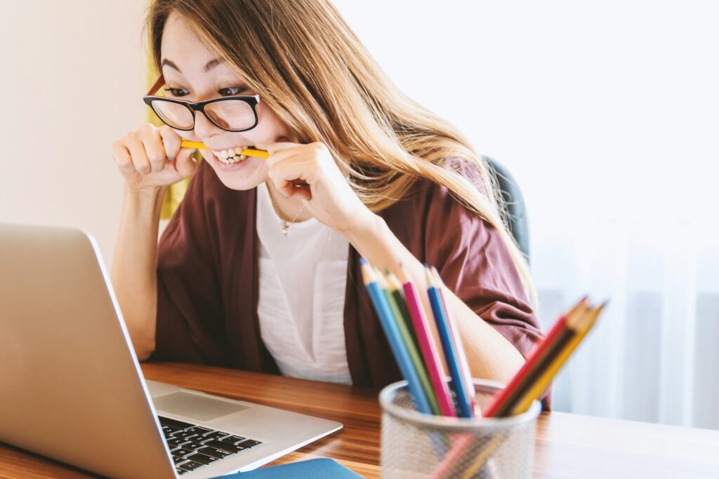 signos mais estressados do zodíaco mulher mordendo lápis estressada