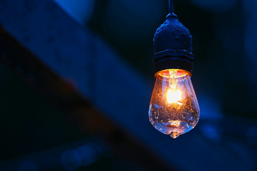 lâmpada acesa como economizar na conta de luz