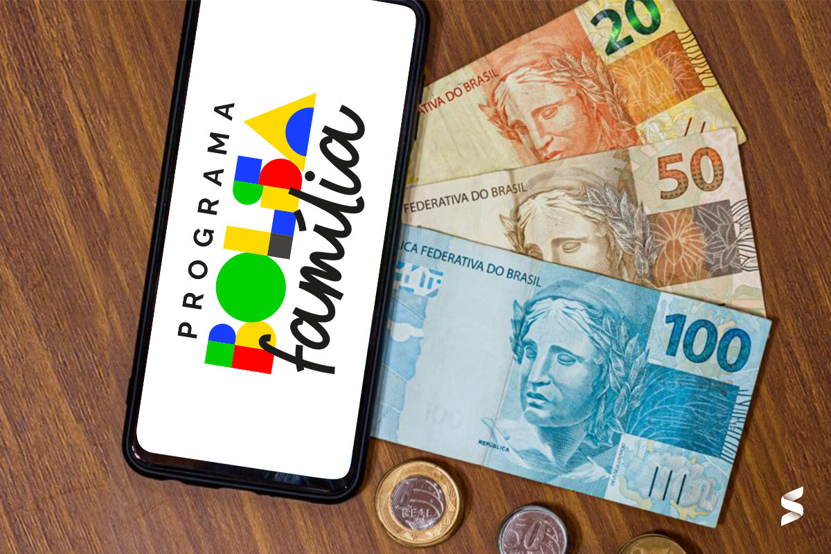 Cartão do Bolsa Família com cédulas de dinheiro ao fundo