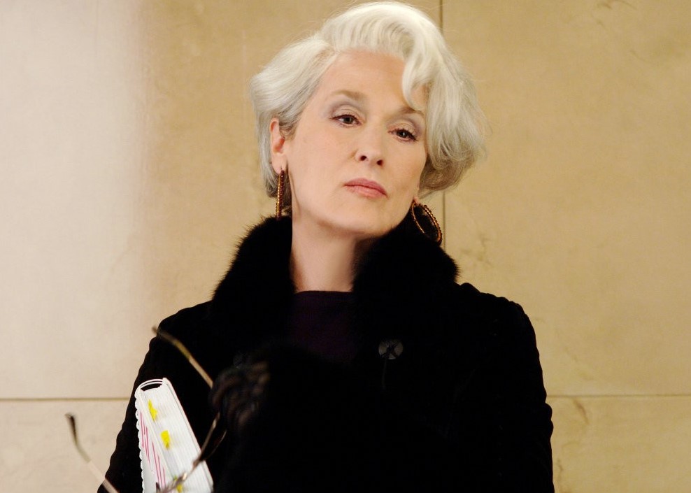 Miranda Priestly, interpretada por Meryl Streep, com sua icônica expressão implacável em "O Diabo Veste Prada".