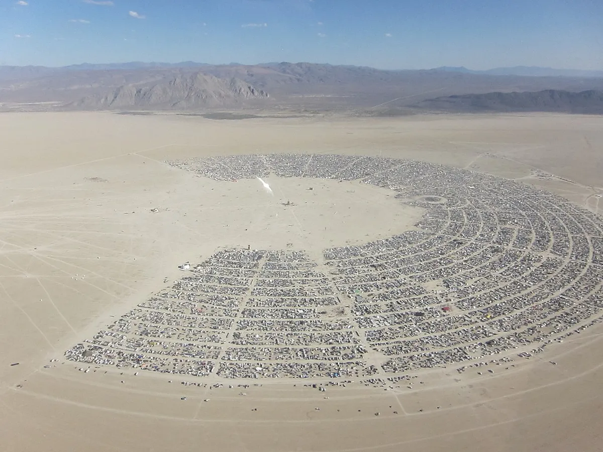 Vista aérea do Burning Man, com o grande acampamento circular no deserto de Nevada, onde ocorre o famoso festival de arte e comunidade.