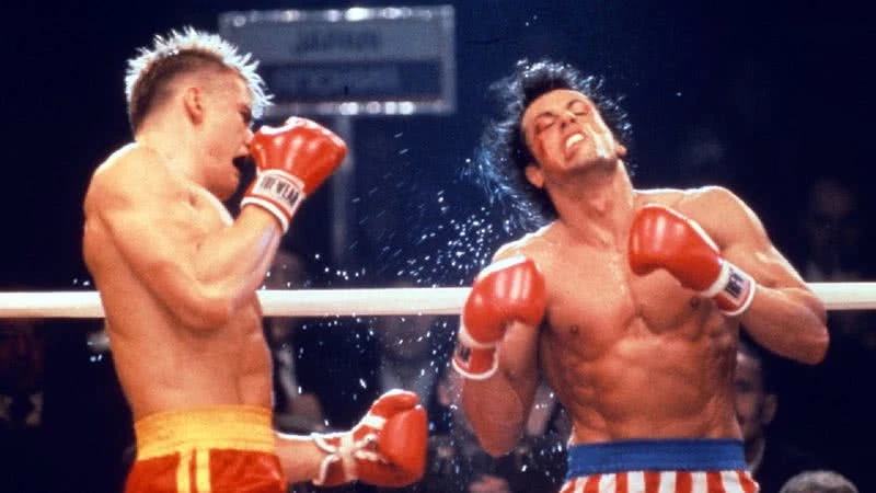 Cena de luta épica entre Rocky Balboa e Ivan Drago em "Rocky IV".