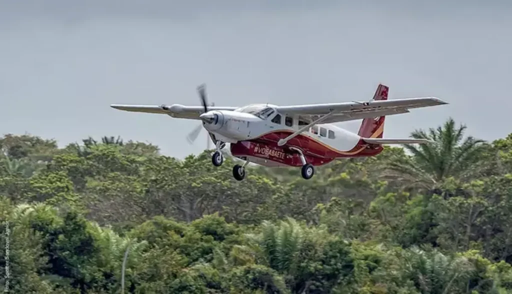 Avião da Abaeté Linhas Aéreas voando sobre a vegetação tropical da Bahia