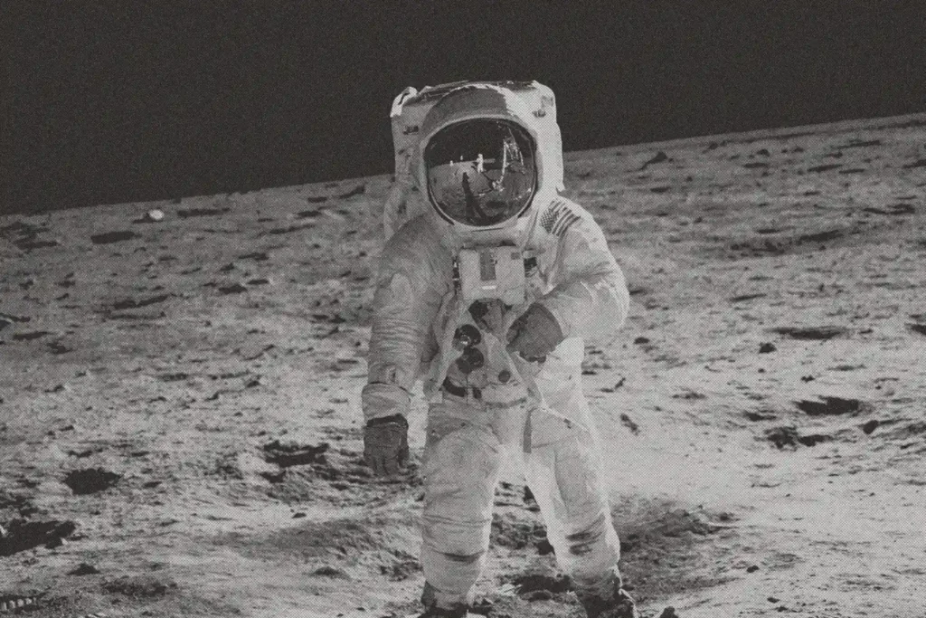 Astronauta caminham na superfície lunar durante a missão Apollo, com a Terra ao fundo