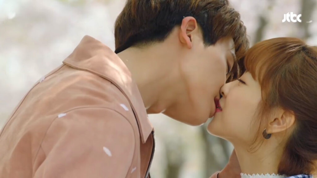 Cena de beijo entre casal em dorama romântico