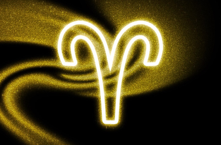 Símbolo do signo de Áries em destaque com brilho dourado em fundo escuro
