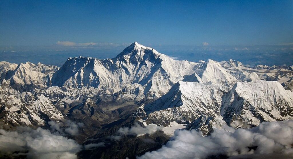 Vista aérea do Monte Everest com picos cobertos de neve e céu limpo