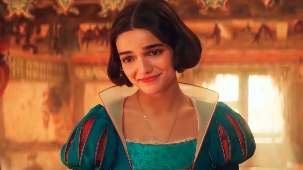 Rachel Zegler como Branca de Neve em cena do live-action da Disney