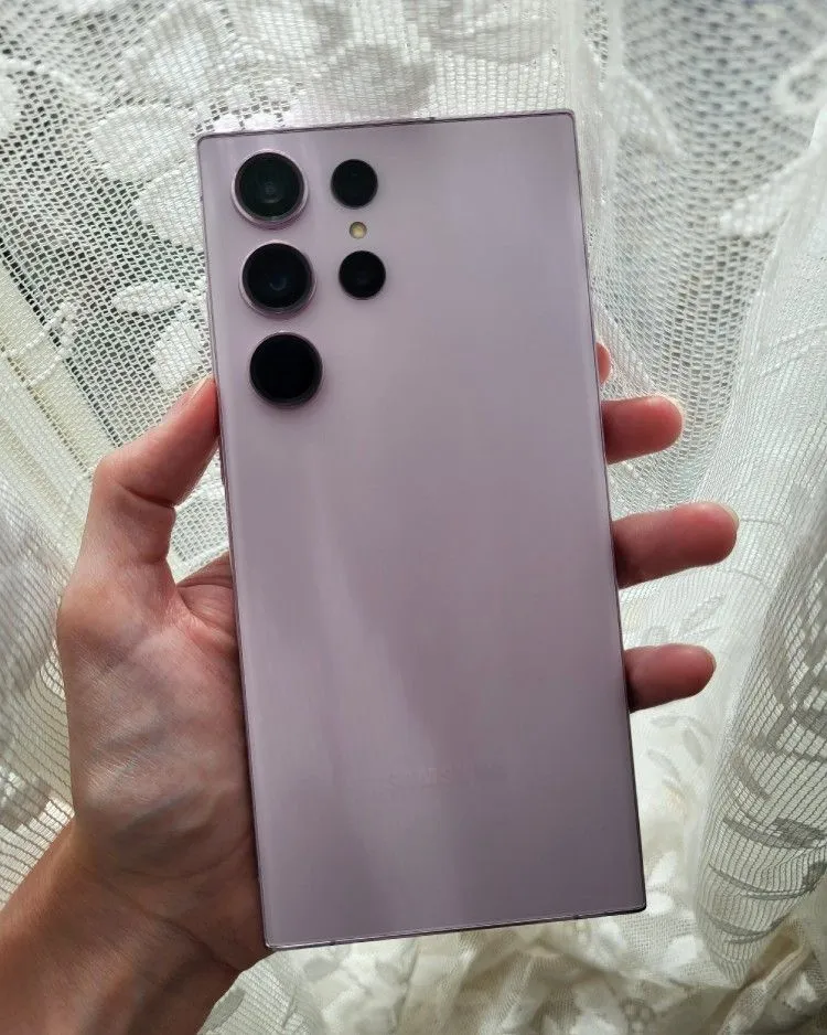 Samsung Galaxy S23 Ultra com design em rosa