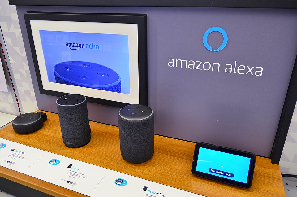Imagem de dispositivos Amazon Echo Alexa, exibindo falha no funcionamento do assistente de voz.