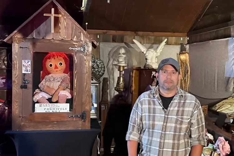 Dan Rivera, responsável pela segurança de Annabelle, ao lado da boneca mal-assombrada durante turnê dos 'Devils on the Run'.