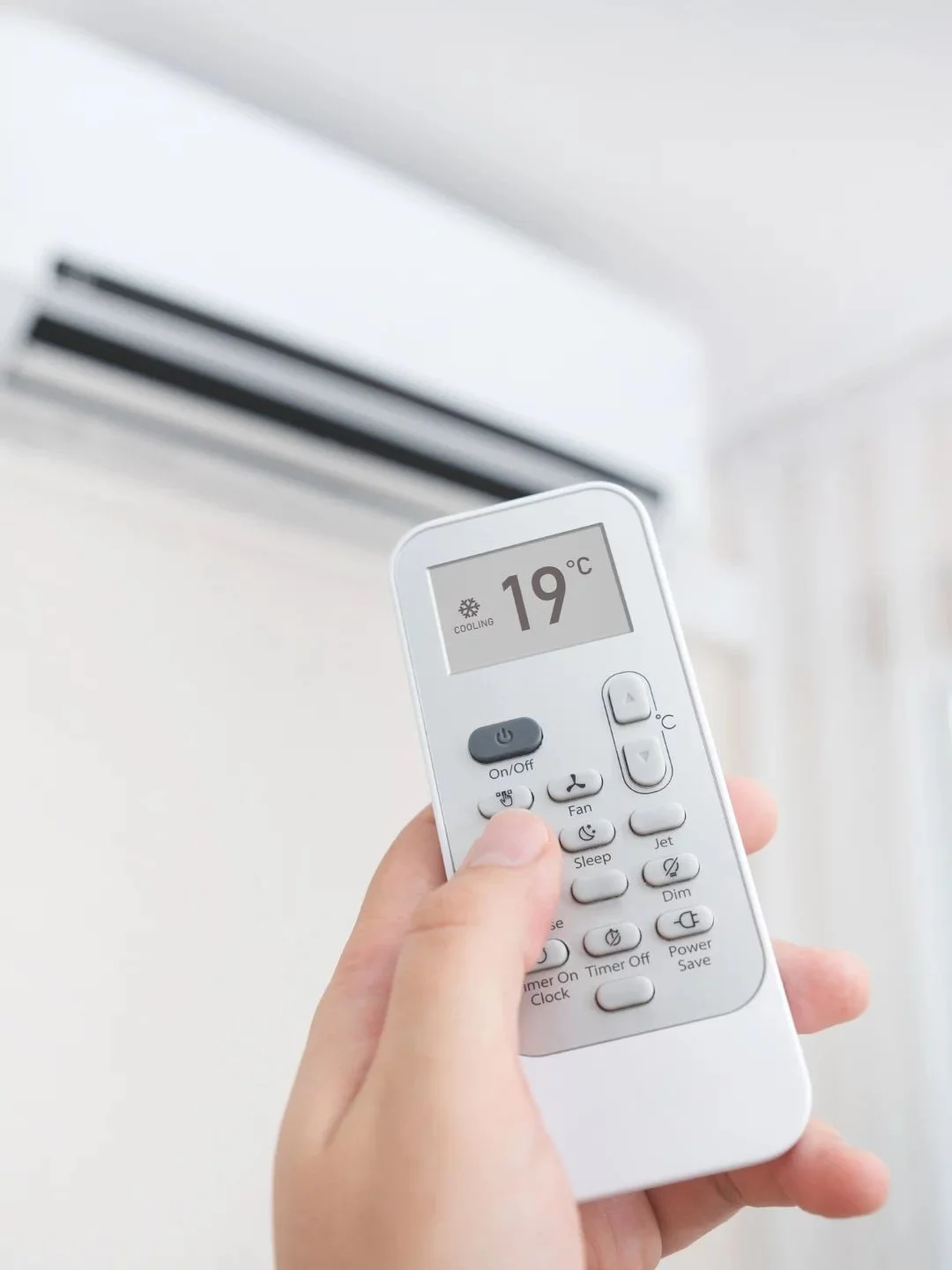 Controle remoto de ar-condicionado ajustando temperatura para conforto térmico