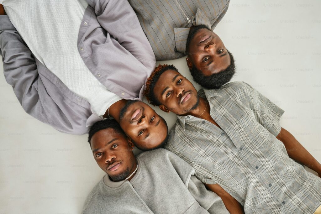 "Grupo de homens refletindo sobre o papel masculino na sociedade atual.