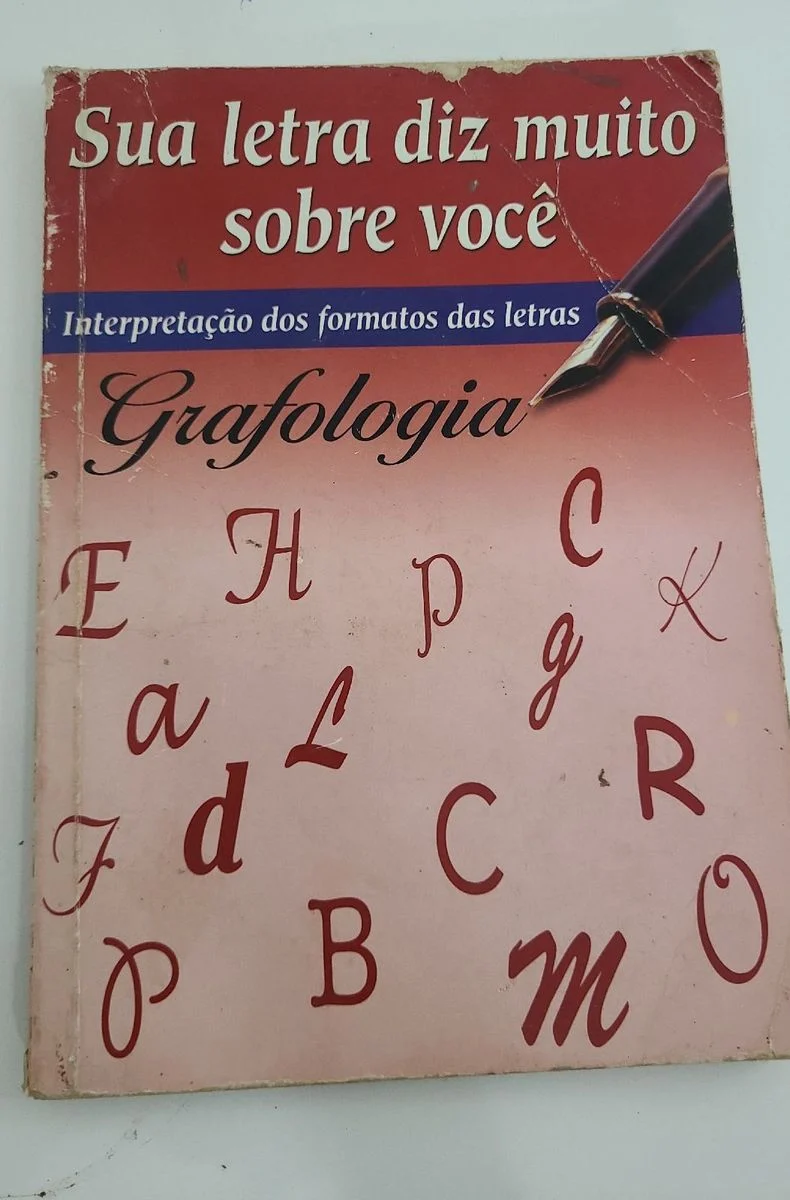 Capa do livro sobre grafologia com letras estilizadas e o título 'Sua letra diz muito sobre você'
