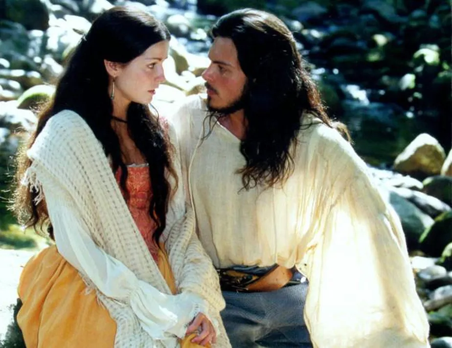  Casal protagonista da novela A Padroeira em cena romântica ao ar livre