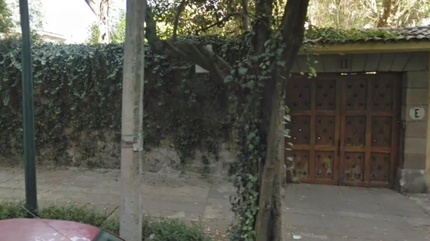 Porta da mansão Bracho em 2014, com aparência abandonada após anos sem manutenção.