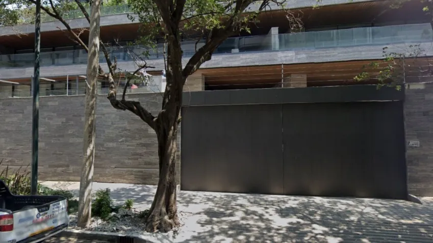 Porta do novo empreendimento de luxo no local da mansão Bracho, construída após sua demolição.