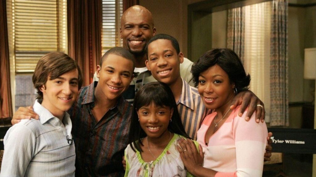 Elenco da série Todo Mundo Odeia o Chris posando para foto em ambiente interno.