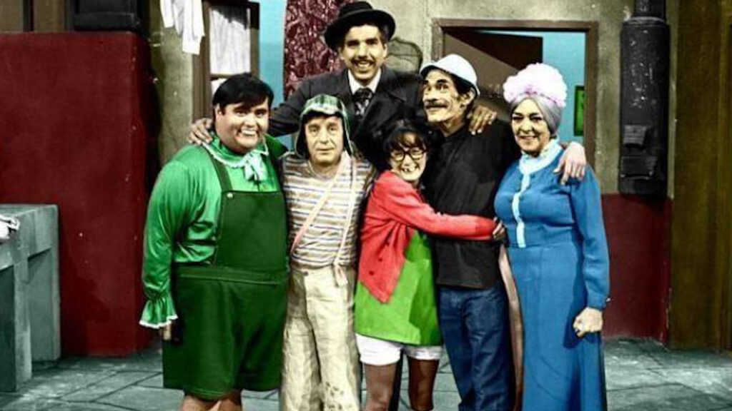 Elenco da Turma do Chaves reunido no cenário da vila.